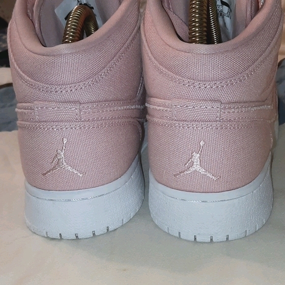 light pink mids